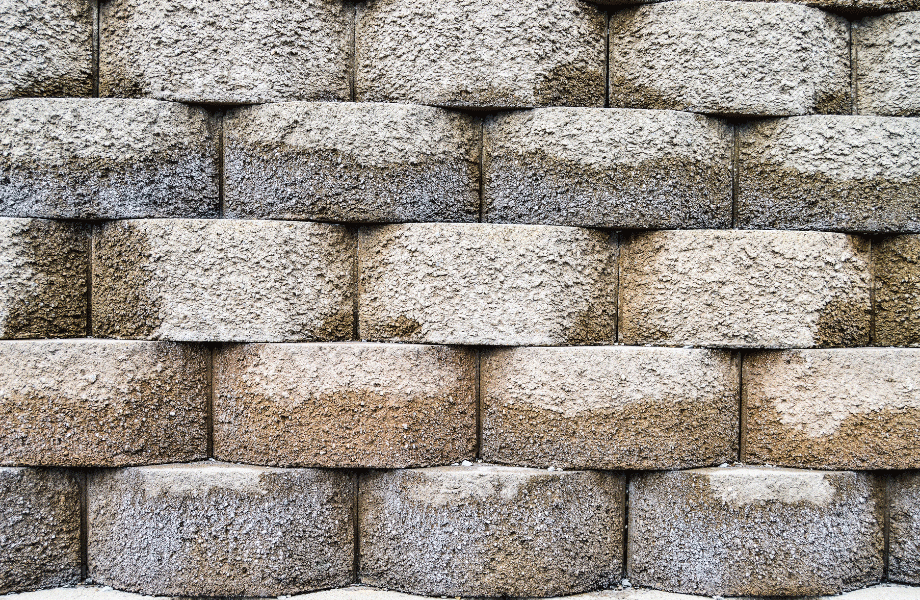 close up image of stacked curved concrete blocks for how to build a curved retaining wall 